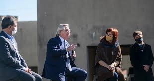 Según la consultora, se existe un apoyo mayoritario a la posibilidad de extender el aislamiento obligatorio (72%), medida que se tomaría como mínimo hasta. Alberto Fernandez Junto A Cristina Kirchner Saquen Esta Foto Es La Foto De La Unidad