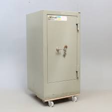 Hos oss är alla skåpen klassade enligt nationell standard. Kassaskap Svenska Kassaskapsfabriken Ab Stockholm Furniture Cupboards Shelves Auctionet