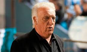 Todo un caballero, el coco encaró para la mesa donde estaba una sensual joven. D 1zp6qiiz8m7m