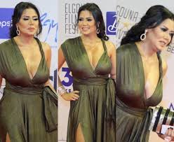 إيمانه هذا هو ما دفعه لتقديم هذا البرنامج على أمل تعريف شباب المسلمين عبر العالم بهذه المعجزة وكمحاولة للوصول إلى قلوب وعقول جيل الشباب من المسلمين الذين يتحدثون اللغة. Ù…Ù†Ù‡Ø§ ÙØ³ØªØ§Ù† Ø±Ø§Ù†ÙŠØ§ ÙŠÙˆØ³Ù ÙˆÙ‚Ø¨Ù„Ø§Øª Ø§Ù„ÙÙŠØ´Ø§ÙˆÙŠ Ù„Ø²ÙˆØ¬ØªÙ‡ Ù…Ø´Ø§Ù‡Ø¯ Ù…Ø«ÙŠØ±Ø© Ù„Ù„Ø¬Ø¯Ù„ ÙÙŠ Ø§ÙØªØªØ§Ø­ Ù…Ù‡Ø±Ø¬Ø§Ù† Ø§Ù„Ø¬ÙˆÙ†Ø© Ø§Ù„Ø³ÙŠÙ†Ù…Ø§Ø¦ÙŠ ÙÙŠØ¯ÙŠÙˆ ÙˆØµÙˆØ± Ø§Ù„Ø¨ÙˆØ§Ø¨Ø©