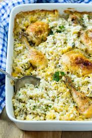 Elle Depose Son Riz Non Cuit Dans Un Plat Et Le Saupoudre D Un Sachet De Soupe Chicken Recipes Casserole Easy Chicken Casserole Recipes Creamy Chicken And Rice
