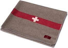 Hilft auch gegen viel schwitzen! Schurwolldecke Swissdecke Aus 100 Schurwolle In 125 X 200 Cm Schweizer Armeedecke Mit Schweizer Kreuz Hochwertige Und Strapazierfahige Wolldecke Mit Grauer Umkettelung Made In Germany Amazon De Kuche Haushalt Wohnen