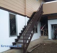 Keberadaan tangga sebagai penghubung sangatlah penting, untuk rumah berlantai 2 atau lebih. Model Tangga Besi Lurus Yang Sederhana Dan Simpel Cocok Untuk Rumah Tingkat Minimalis Anda