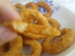 Se trec inelele de ceapa pe ambele parti prin amestecul de faina. Valori Nutritionale Inele De Ceapa Calorii Proteine Carbohidrati Si Grasimi Klorii