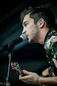 Twenty One Pilots Ukulele Can T Help Falling In Love Fotos De Twenty One Pilots Twenty One Pilots One Pilots Cant Help Falling In Love