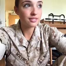 Nhan sắc xinh đẹp của nữ quân nhân Mỹ bị tung “ảnh nóng”