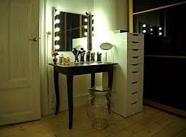 Ikea Eitelkeit Licht Mehr Auf Unserer Website Eitelkeit Lichter Sind Die Rund Auf Der Oberseite Oder An Den Seiten Schminktisch Schminktisch Mit Licht Ikea