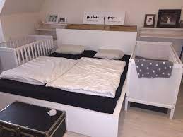 Kinderbett zwillingsbett zwillingskinderbett kinderbett für zwillinge massiv weiss mit 2 matratzen 120x120cm. Hier Schlafen Vier Familienbett Mit Zwillingen Werbung Doppelkinder