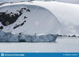 Steiger1 liegt in der nã¤he des hafens an der rheinpromenade in emmerich am rhein. Tabula Rer Eisberg In Der Na He Der Felsigen Ka Ste Mit Schnee Bedeckt Antarktis Stockbild Bild Von Klima Lagune 156640361