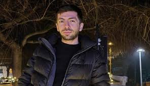 Mircea bravo, pe numele său real mircea popa, este un tânăr comediant din cluj, în vârstă de 30 de ani. Celebrul Mircea Bravo Din Cluj Este In Doliu AnunÈ›ul Trist FÄƒcut Pe Internet