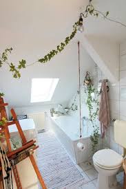 Badezimmer Im Dachgeschoss Mit Dachschrage Hellen Wanden Und Fliesen Und Schonen Grunen Pflanzen Plant Badezimmer Dachgeschoss Badezimmer Schone Badezimmer