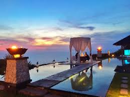 Sambil menikmati malam pertama, pasangan juga tak perlu ke luar negeri hanya untuk berbulan madu sebab ada banyak kota menarik yang menawarkan suasana romantis di negeri sendiri. 5 Tempat Honeymoon Paling Romantis Di Dunia Yang Wajib Dikunjungi Tempatwisataunik Com