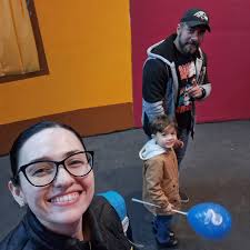 Disfruta de un Lomo relleno envuelto en tocino bañado con una salsa de  champiñones y jugo de carne, o salsa de ciruela, acompañado de spaghetti  alfredo y vegetales acompañado de un exquisito