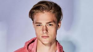 Sono tanti gli uomini che hanno amato e sfoggiato i capelli mullet a partire dagli anni ’80, come l’indimenticabile patrick swayze in dirty dancing e kiefer sutherland in ragazzi perduti. Il Taglio Di Capelli Estivo Piu Adatto A Te Tgcom24