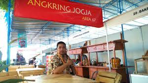 Seperti yang kita tahu bahwa di jogja memang ada banyak angkringan akan tetapi sering juga terjadi penggusuran oleh pemerintah daerah terutama untuk alasan penertipan. Layanan Angkring Jogja