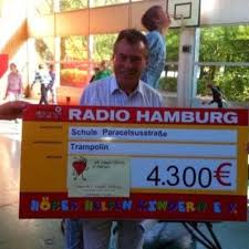Das spendenkonto wird jetzt bei der dietrich f. Neues Riesen Trampolin Fur Die Schule Paracelsusstrasse In Farmsen By Dietrich F Liedelt Stiftung