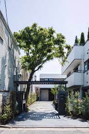 長いアプローチの住宅 外構 植栽 en景観設計株式会社 ホームウェア 景観設計 家 外観