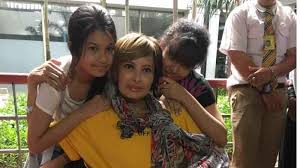 Dia pun terlibat adu mulut dengan ibunda yana zein, swetlana zein, yang mengaku punya banyak bukti bahwa putrinya beragama kristen. Yana Zein Meninggal Tak Tinggalkan Warisan Nasib Dua Putrinya Yang Kini Yatim Piatu Surya