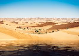 المياه المزيفة على الطرق في الأيام الحارة المشمسة هكذا تعمل ظاهرة السراب