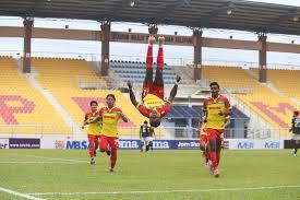 Selangor fc'nin holding şirketi red giants fc sdn bhd, selangor eyalet hükümeti tarafından ödenmiş sermaye olarak yaklaşık 10 milyon hisseye sahip özel bir limited şirkettir. George Attram Nets Hat Trick For Selangor Fc In Malaysia Sportsworldghana