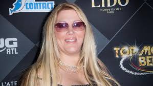 Loana Sans Complexe Elle S Affiche Sexy Dans Une Piscine En Posant En Bikini Photo