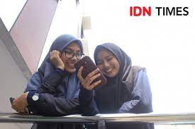 Jadi apa yang dilakukan oleh sebagian wanita muslimah dengan memakai penutup kepala namun sayangnya berpakaian ketat, bukanlah menutup aurat. Batasan Aurat Perempuan Yang Wajib Ditutup Dalam Islam