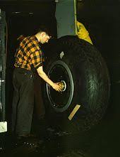 Une roue est une pièce mécanique de forme circulaire tournant autour d'un axe qui passe par son centre. Roue Wikipedia