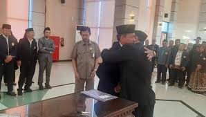 Peserta bpjs kesehatan ketika pindah alamat atau domisili dan melakukan perubahan ktp maka sebaiknya melakukan perubahan data kepesertaan, a. Momen Haru Saat Rektor Utm Lantik Tiga Wakil Rektor Baru Bangsa Online Cepat Lugas Dan Akurat
