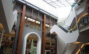 Sinds 1983 was het een beschermd monument, maar toen vernielde in 2000 een hevige brand zo. Stadsfeestzaal Antwerpen Retail Bouw Nederland