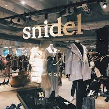 snidel official さんの秋冬展示会 女の子の素直な気持ちをそのまま表現したいと思ったコレクションなんだとか snidel スナイデル 秋冬 aw 展示会 fashion apparel 洋服 mash マッシュ 秋 冬 トレンド cute 展示会 秋冬 スナイデル