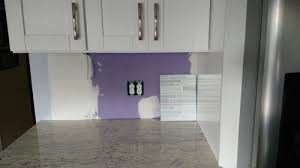 Find here detailed information about kitchen cabinets installation costs. Backsplash For River White Granite And White Shaker Cabinets