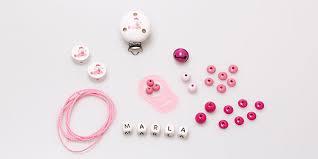 Man benötigt lediglich ein band und holzperlen auf denen buchstaben bedruckt sind. Schnullerkette Selber Machen