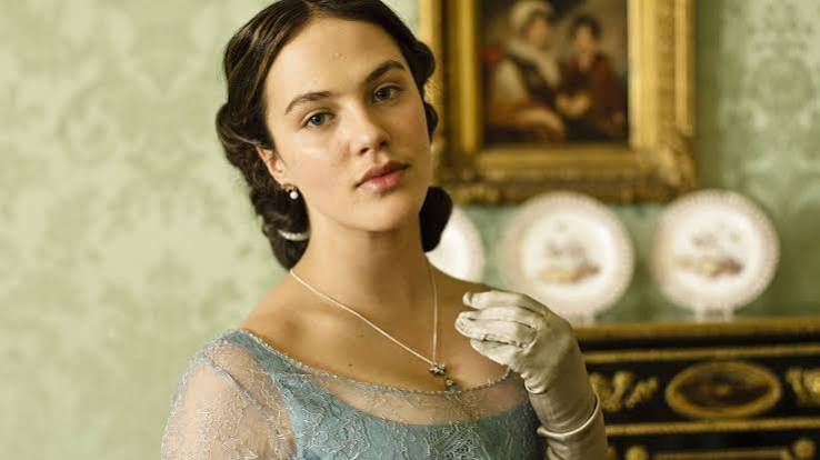 Downton Abbey: 10 Details About Sybil Crawley's Costume You Didn't Notice