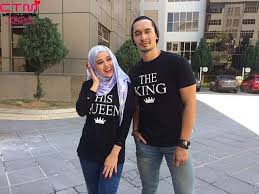 Mengisahkan tentang izka (nazrief nazri), seorang wartawan di sebuah stesen televisyen, secara tidak sengaja telah bertemu dengan mia (emma maembong) di dalam sebuah bas ketika ingin bercuti pulang ke kampung. Nasi Minyak Kuah Cinta Postingan Facebook