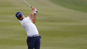 Hisatsune chips in for birdie after water ball, shoots 63 to take lead at WM Phoenix Open