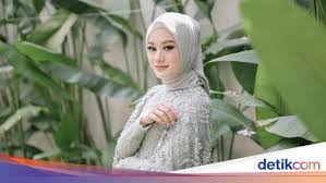 Umur dinda hauw saat menikah adalah 23 tahun. 8 Gaya Hijab Dinda Hauw Dari Lamaran Pengajian Hingga Akad Nikah