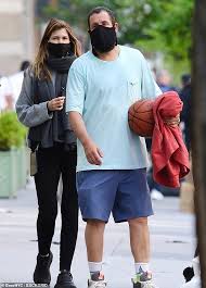 The adam sandler everyone is thinking of didn't make any of those donations, his publicist tells there could be an adam sandler that did make those donations though, as one twitter user pointed. Adam Sandler Spaziert Mit Frau Jackie Und Den Tochtern Sadie Und Sunny Nachdem Er In Nyc Basketball Gespielt Hat Aktuelle Boulevard Nachrichten Und Fotogalerien Zu Stars Sternchen