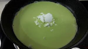 Tuangkan adunan hijau dalam acuan lompang hingga 3/4. Ini Petua Kuih Nona Manis Jadi Cantik Dan Licin Guna Sukatan Cawan Dan Salutan Plastik Aje Mesti Cuba Keluarga