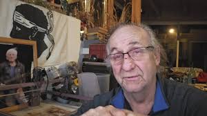 Humeur de Gribouille Elle me paraissait si vieille Dans cette pièce sombre,  Ou seule une lampe de veille Se battait contre la pénombre. Sous son halo  quasi inexistant trônait une grande table