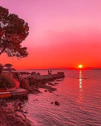 Coucher De Soleil Depuis Le Capdantibes Avec Les Iles De Lerins En Face Cannes Antibes Visitantibes Antibesfranc Landscape South Of France Sunset