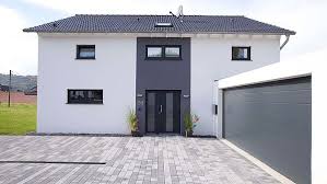 Fingerhut Einfamilienhaus Schwarzes Satteldach Weiss Verputzt Mit Grau Abgesetzten Teilflachen Doppelgarage Mit Grau Haus Verputzen Einfamilienhaus Fassade Haus