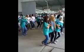 Himpunan pedagang pasar kliwon (hppk) kudus menyampaikan keberatan atas keputusan menutup pasar selama dua hari saat gerakan 'jateng di rumah saja'. Puluhan Karyawati Pabrik Di Boyolali Kesurupan Massal Pekerja Panik Keluar Gedung Bagian 1