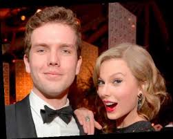 Her mother, andrea gardner swift (née finlay), is a former homemaker who previously worked as a mutual fund marketing executive. Taylor Swift Pays Tribute To Brother Austin On National Siblings Day Showcelnews Com
