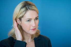Aber an vielen stellen werden ihnen steine in den weg gelegt. Manuela Schwesig Die Ministerin Auf Den Dritten Blick