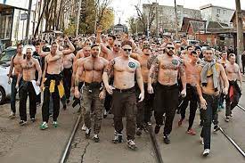 Элайджа вуд, чарли ханнэм, дэвид александр и др. Profile The Rise Of Russian Football Hooligans The National