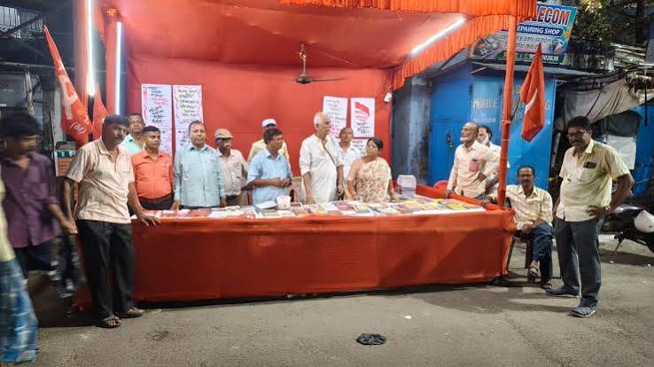 এন্টালিতে 'বাম বধ'-এর হুঁশিয়ারি! সেখানেই স্টল তৈরির প্রস্তুতি সিপিএমের, রাস্তায় শুরু হোর্ডিং-যুদ্ধ | CPM Book Stall Controversy in Entally Puja 2026: Left Front Defies ...