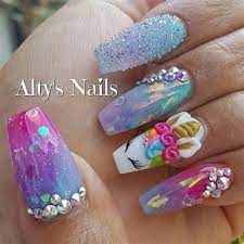 Una hermosa foto de un animal mágico entrando en una puerta cubierta de maleza. Unas De Gelish Para Ninas De Unicornio 35 Disenos Magicos De Unas De Unicornio Que Te Encantaran En Este Diseno De Osito Si Necesitaremos Un Poco Mas De Practica