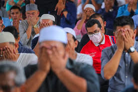 Daily new cases in malaysia. Virus Corona Menyebar Dari Tabligh Akbar Malaysia Umumkan 190 Kasus Baru Halaman All Kompas Com