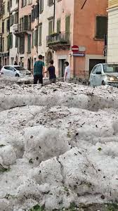 Nicht nur in deutschland spielt das wetter aktuell verrückt. Hagelflut Schlammlawinen Flammeninferno Wetterchaos Sucht Italien Heim The Weather Channel Artikel Von The Weather Channel Weather Com