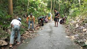TNI-Polri hingga Pemda Bersih-bersih Pantai Bahari Polewali, Tindak Lanjut  Arahan Presiden Polewali Mandar – TNI dan Polri bersama pemerintah daerah  serta instansi terkait menggelar karya bakti pembersihan sampah di kawasan  Pantai Bahari
